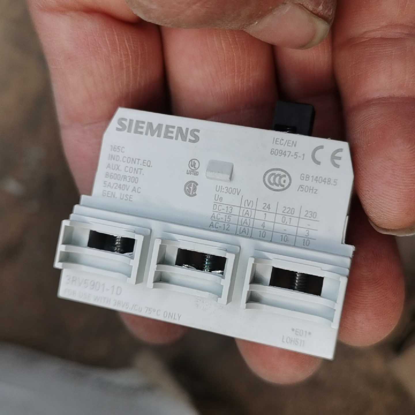 议价西门子辅助开关,一盒10个,一盒200,有感兴趣的们联系