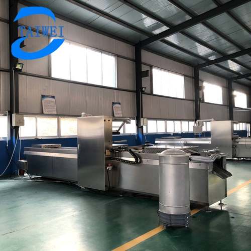 鹌鹑蛋香脆肠拉伸膜包装设备  麻辣小龙虾全自动拉伸膜真空包装机