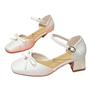 丹行道一字扣带粗跟包头凉鞋女2026新款配裙子蝴蝶结方头中空单鞋