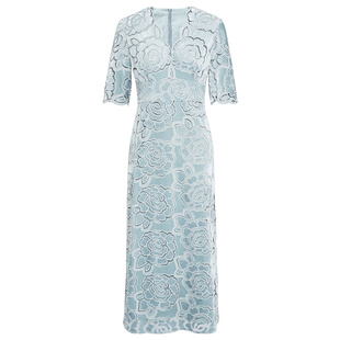 马天奴2026春夏新款浅绿色镂空绣花丝绒连衣裙子V领收腰长裙气质