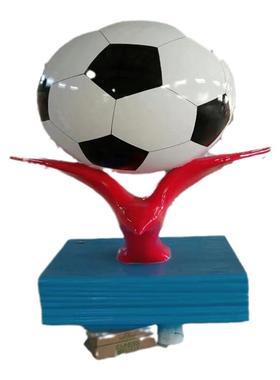 体育公园小品摆件玻璃钢足球蓝球雕像定制树脂纤维仿真踢球人物