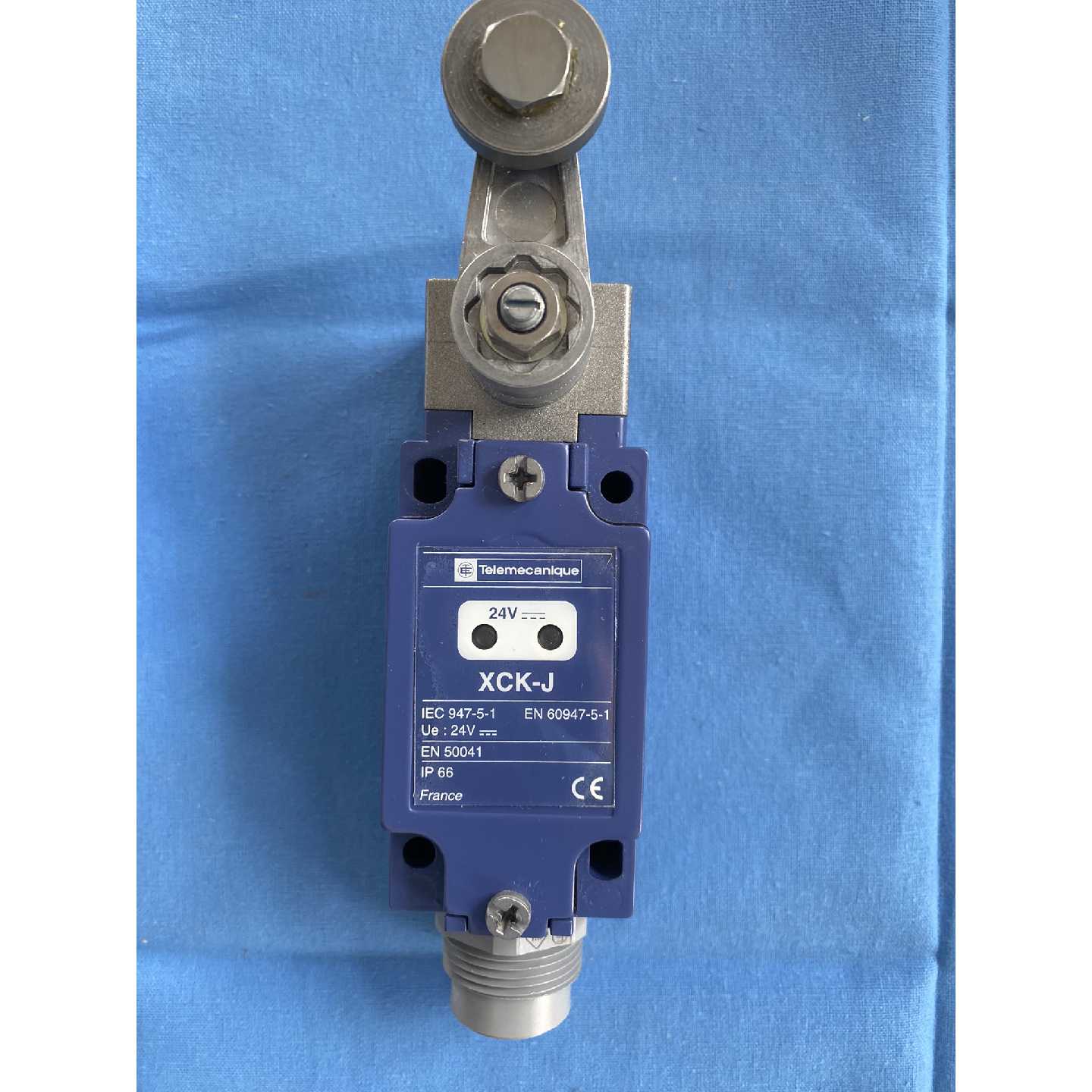 议价施耐德限位开关XCK-J121行程开关ZCKE05小型微动开关防水开关