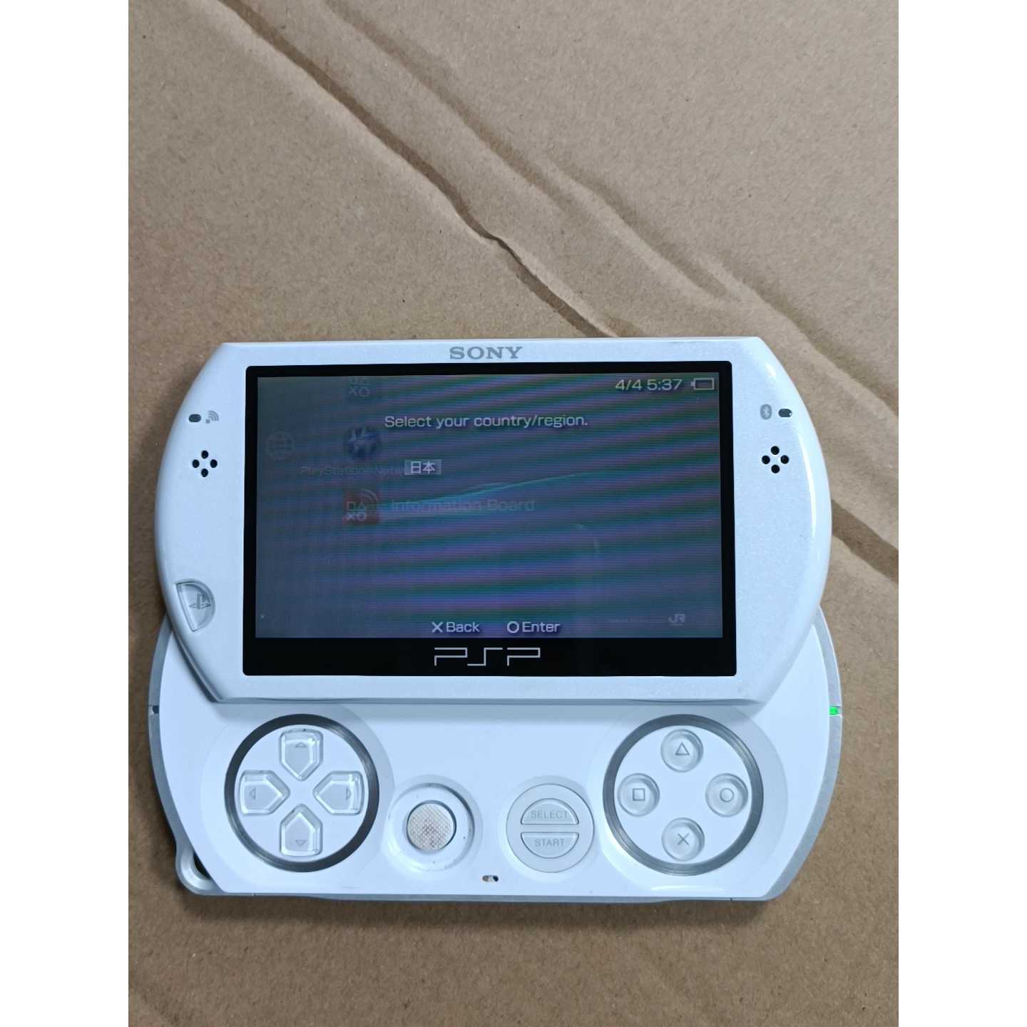 日版PSP GO，白色，成色不错，没明显痕迹，目测就遥杆有一议价