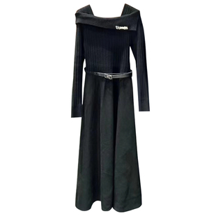 韩系穿搭一字肩黑色连衣裙女秋冬设计感拼接针织超好看气质长裙子