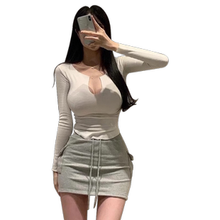 紧身显瘦短款显胸女人味低胸甜辣妹性感上衣打底衫内搭长袖T恤女