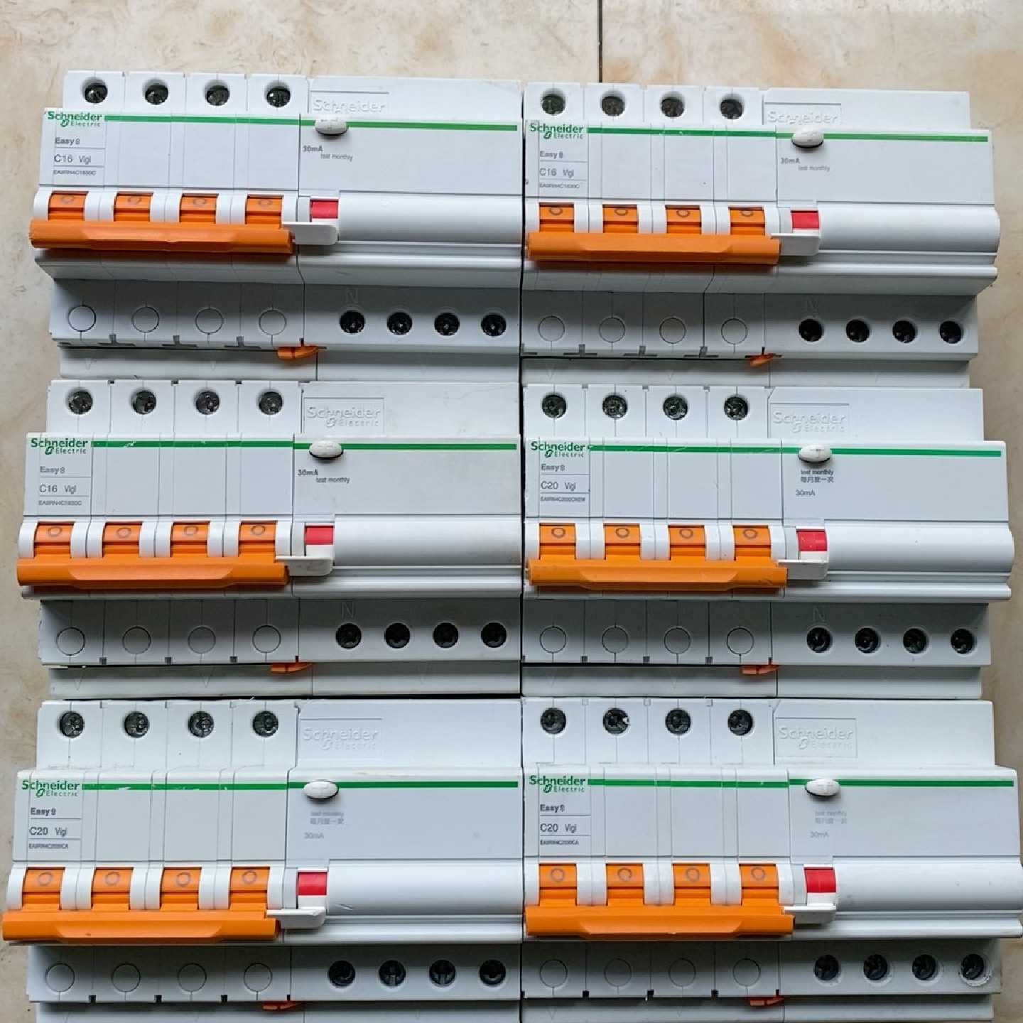 咨询后拍施耐德4P小型漏电断路器 Easy9系列 拆机 成色如图