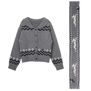 TOP家 节日氛围感 法式复古荃羊毛娃娃领廓形提花针织衫+流苏围巾