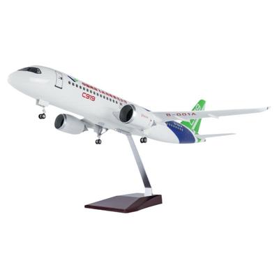 东航商飞C919送停机坪