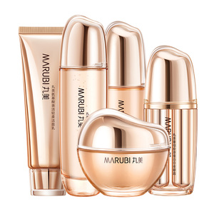 送1套丸美胶原小金针水乳护肤品