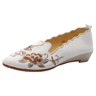 尖头老北京布鞋女坡跟搭配旗袍的鞋子汉服绣花鞋百搭民族风女单鞋