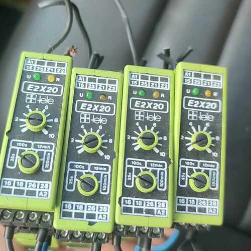 TELE继电器  E2X20 NT2 24VDC  共4只，