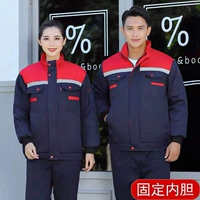 Короткая модель на плечах темно-синего и красного цвета.