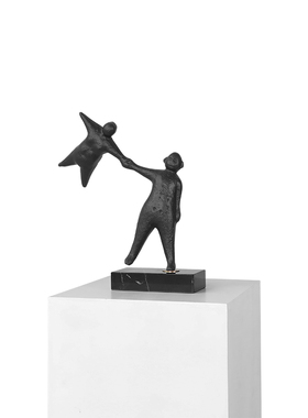 密度简约现代风金属黑色人物雕塑