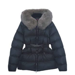 Juicefish贵2W!小蛮腰白徽章白鹅绒收腰连帽狐狸毛领羽绒服外套女