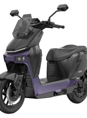 雅迪冠能星舰150L智能电摩