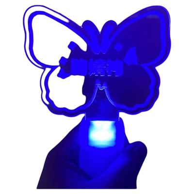 鞠婧祎演唱会应援手举灯牌