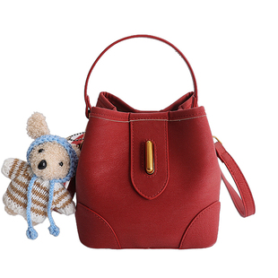 超火红色手提新娘结婚包女2026新款通勤百搭单肩斜挎包精致水桶包