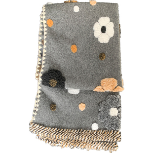 2025周给给复古灰色立体毛绒花朵围巾女冬季加厚波点保暖围脖披肩