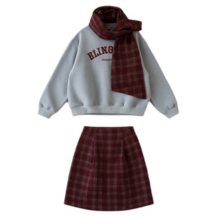 女大童冬季卫衣套装2025新款洋气加绒格子半身裙潮范带围巾三件套