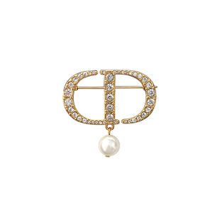 欧美字母满钻CD珍珠胸针设计感小众高档D家新款精致胸花衣服别针