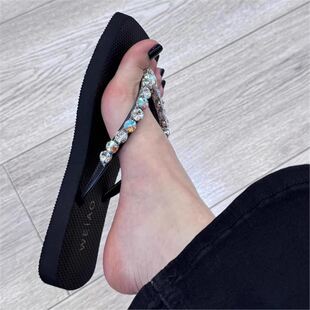 带钻拖鞋仙气高级感人字拖女生度假慵懒氛围感搭配高颜值出片神器