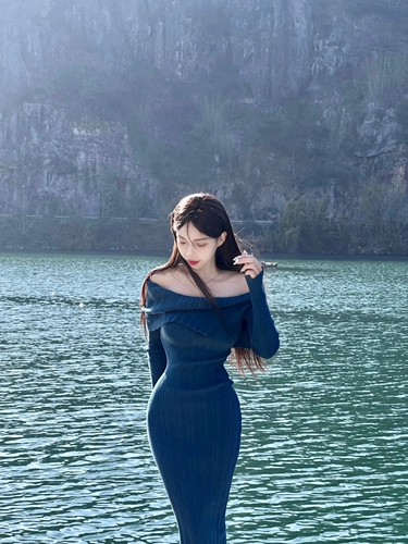 Синее весеннее платье, сексуальная юбка, с акцентом на бедрах