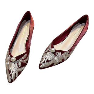 酒红色婚鞋女2025新款复古尖头刺绣珍珠粗低跟显瘦绸缎配裙子单鞋