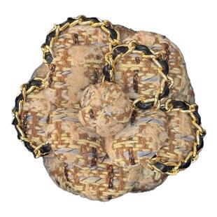 高档山茶花胸针加合金链条皮条款胸花高端定型小香风花朵女高级感