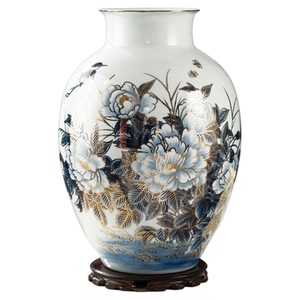 大师手绘描金青花瓷牡丹花瓶