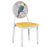 Маленькая птичка сидит желтая