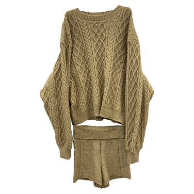 宽松麻花毛衣围巾短裤慵懒三件套