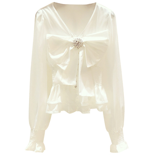 法式灯笼袖上衣女2025春秋新款V领镶钻大蝴蝶收腰显瘦荷叶摆衬衫