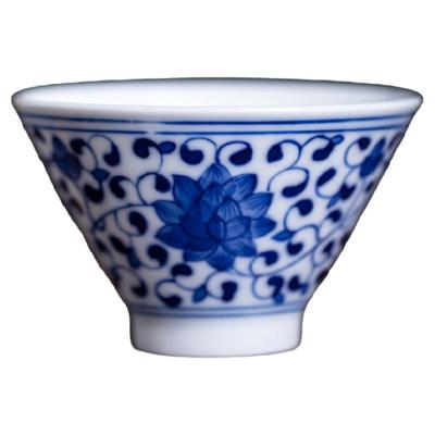 民间艺人手绘青花斗笠杯