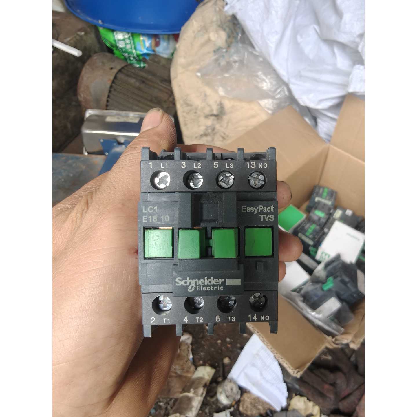 议价全新施耐德LC1E1810M5N接触器EasyPact维修