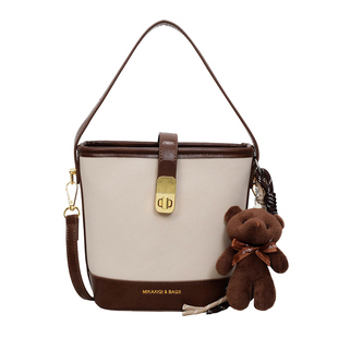 Mankok时尚通勤包包女2026春新款百搭斜挎单肩包超火手提水桶包潮