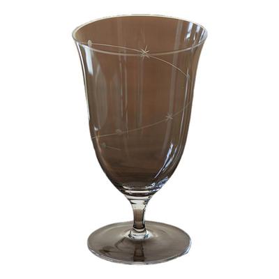 女生微醺高脚杯星星水晶杯