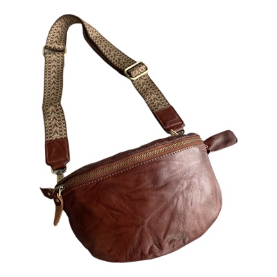 卡里凯里时尚植鞣牛皮手抓纹胸包