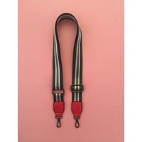 Коричневые полосы-красные пистолеты