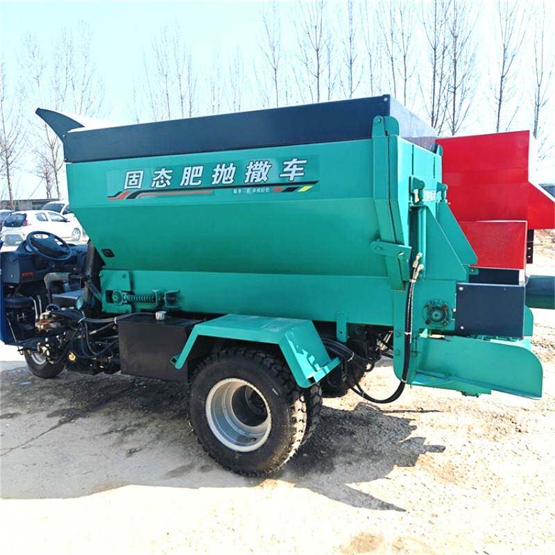 润华柴油三轮撒粪车五征35马力双圆盘式撒肥机6米幅宽自动扬粪机