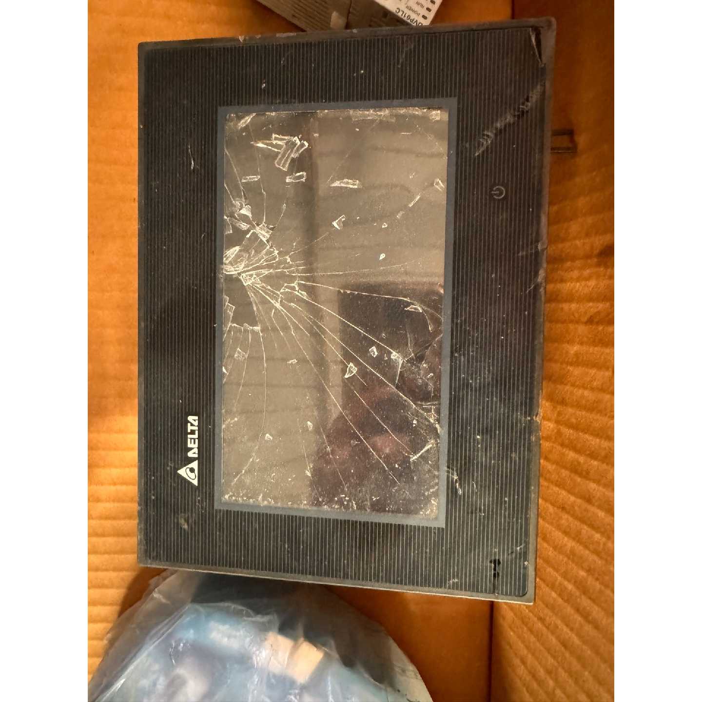 议价台达触摸屏DOPB07S411一个外屏玻璃坏里面没事可维修图片