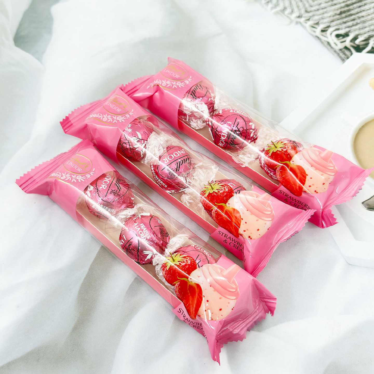 Lindt瑞士莲软心草莓奶油白巧克力3粒装休闲零食草莓牛奶黑巧克力