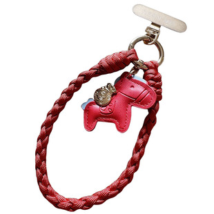 2026年新年红色韩版原创伞绳手工编织本命年马上有钱吊坠手机挂绳防丢结实耐用短款手腕高级感带金属垫片男女