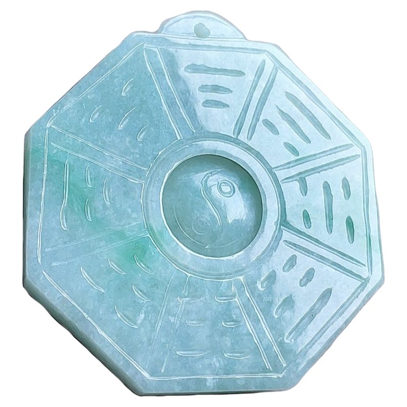 天然翡翠八卦吊坠乳白淡绿飘阳绿