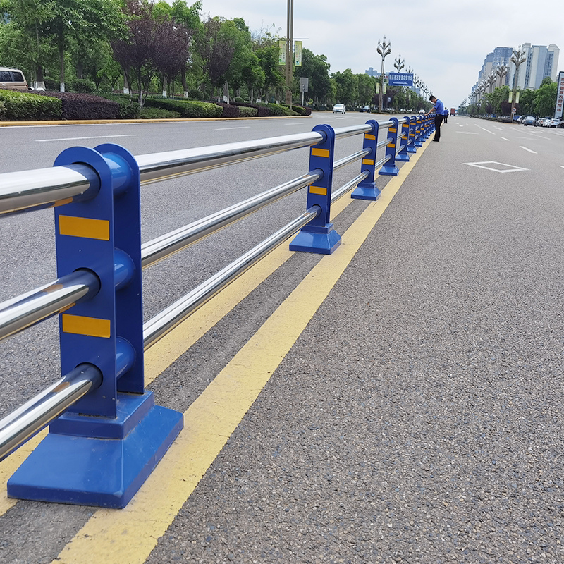 新市政护栏道路护栏中央隔离栏市政交通栏杆不锈钢复合管防撞护栏