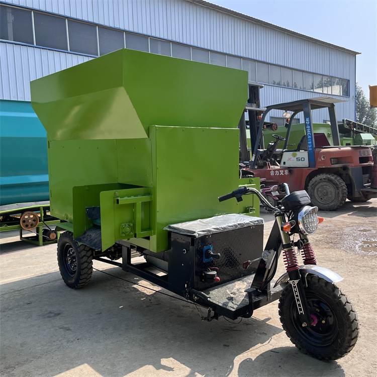 电动双绞龙拉草喂料车养殖场运输饲料投料机自走式抛草均匀撒料车