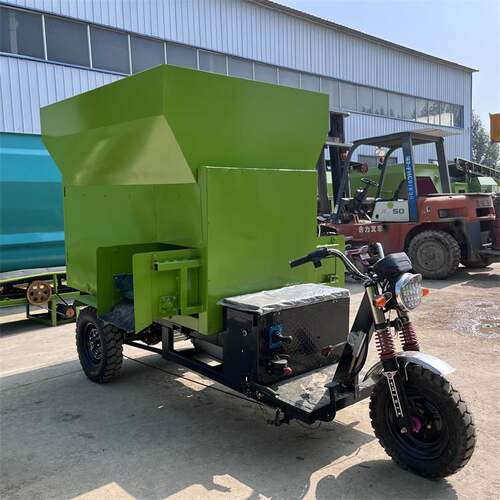 电动双绞龙拉草喂料车养殖场运输饲料投料机自走式抛草均匀撒料车