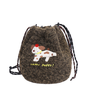 卡通小狗刺绣毛绒束口水桶包女2025秋冬百搭斜挎包可爱软糯单肩包