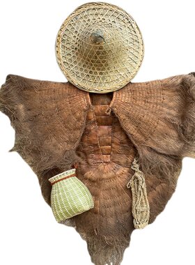 穿戴蓑衣棕榈雨披特色手工艺品