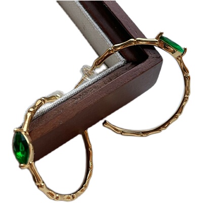 竹节造型绿色宝石耳环