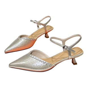 丹行道金色尖头水钻包头凉鞋女2026春季新款后空细跟一字带高跟鞋